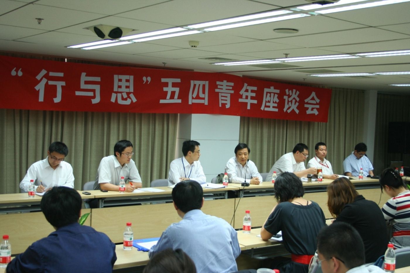 集团举办“行与思”五四青年座谈会
