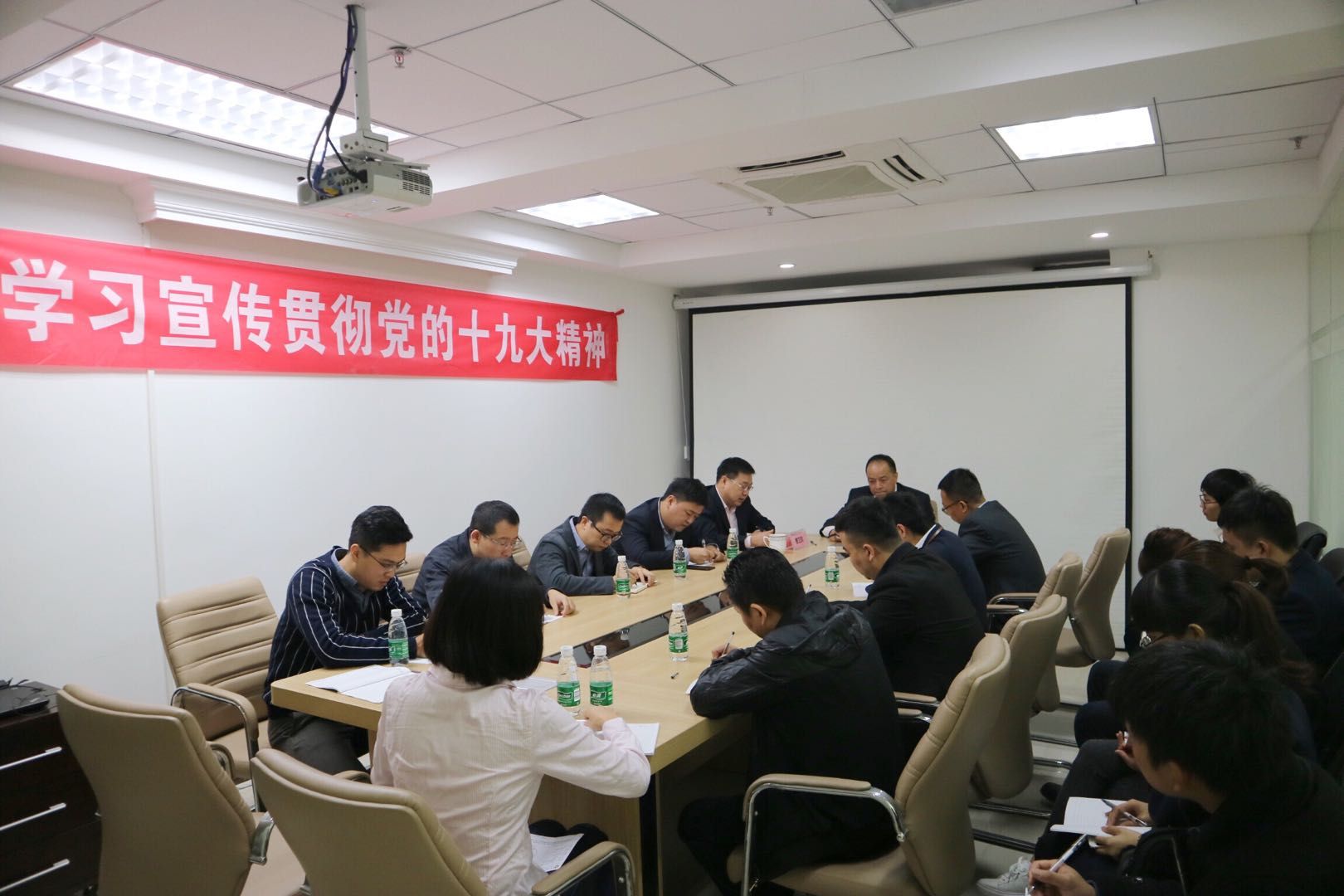 国贸公司党委书记、总经理曹富根到基层单位宣讲党的十九大精神