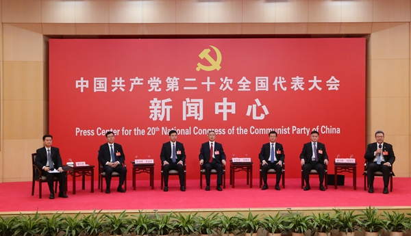 中央企业系统（在京）代表团吴燕生李绍杰代表走上“党代表通道”接受采访