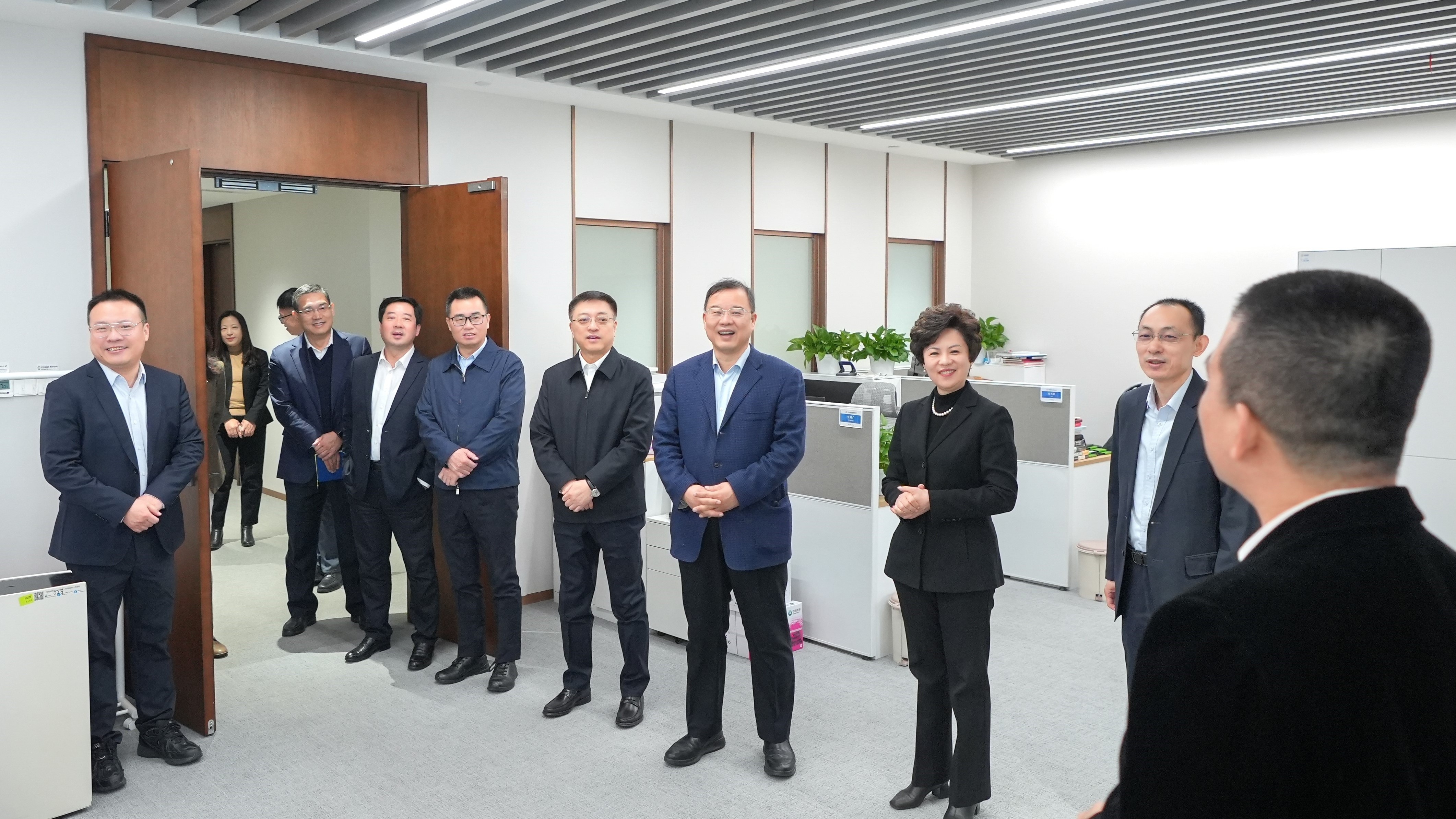 中国诚通领导班子新年走访慰问集团总部干部职工