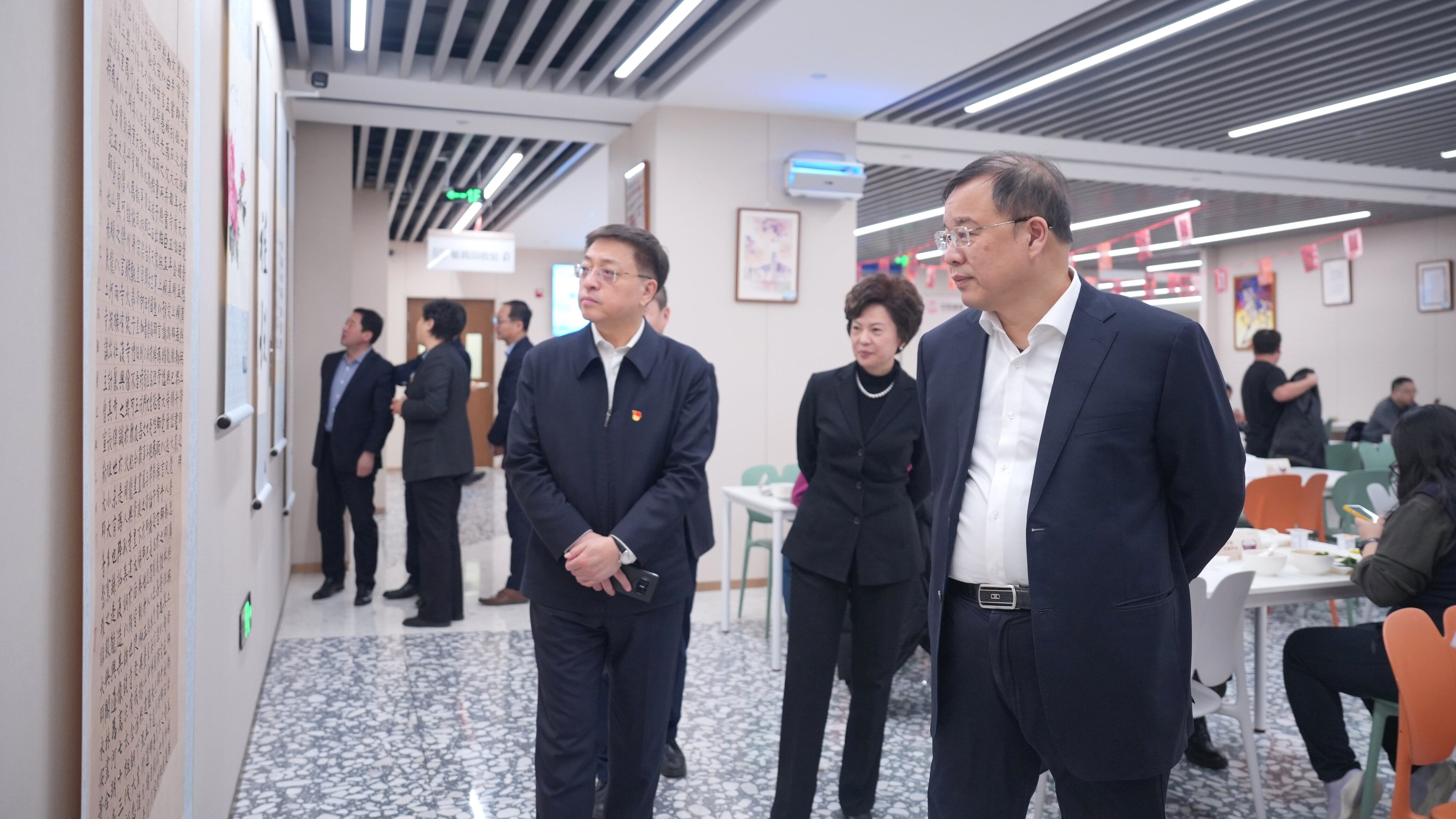 中国诚通领导班子参观集团职工书画展