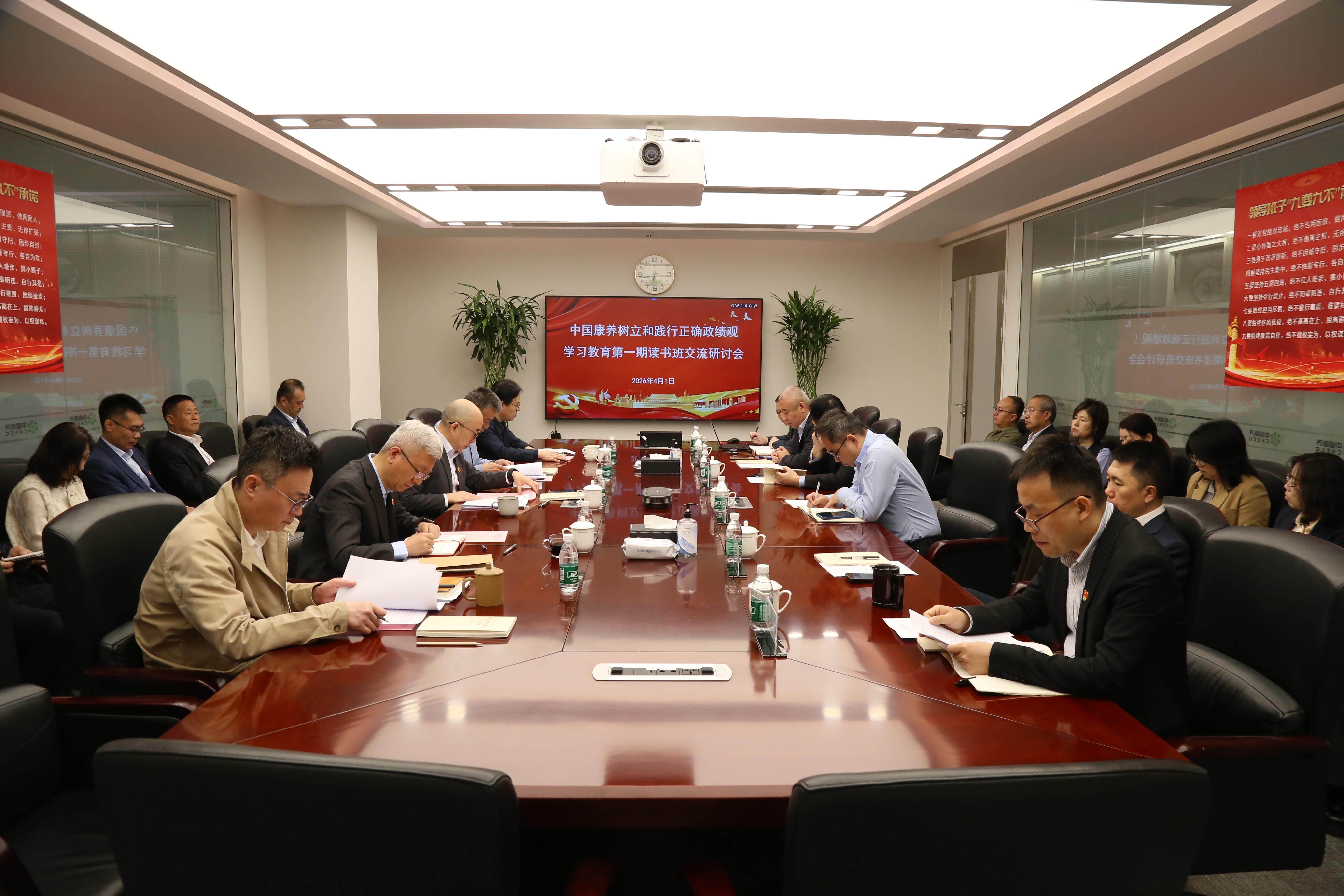 坚持“三问三查三对照” 一体推进学查改